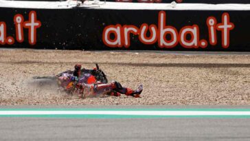 pilota di MotoGP a terra dopo un incidente