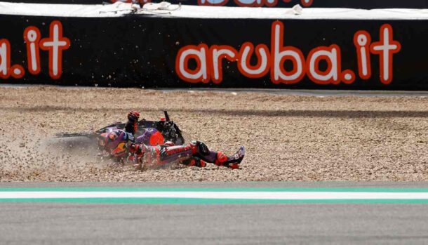 pilota di MotoGP a terra dopo un incidente