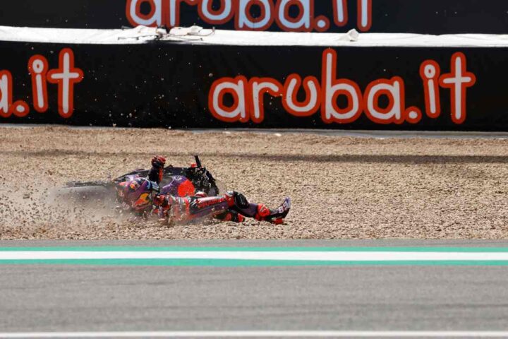 pilota di MotoGP a terra dopo un incidente