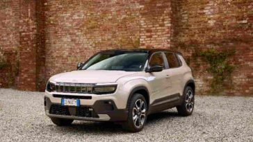 un SUV di colore bianco