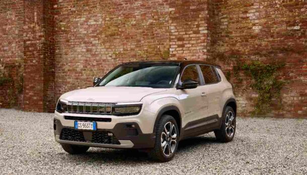 un SUV di colore bianco