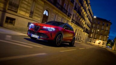 SUV Alfa Romeo di colore rosso