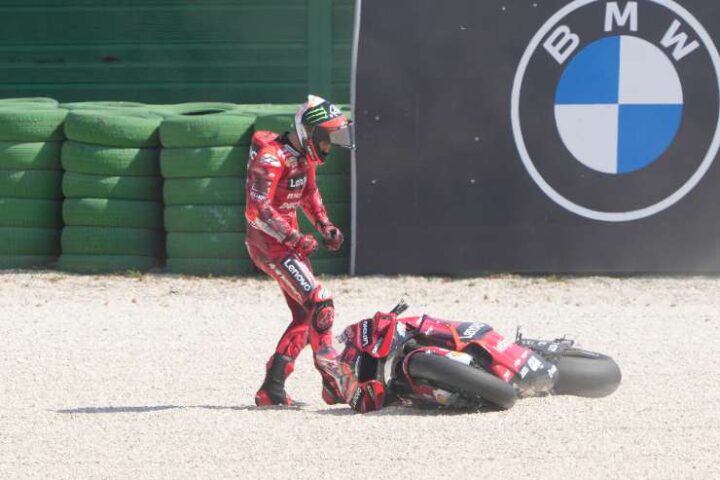 Marc Marquez con vicino la Ducati a terra