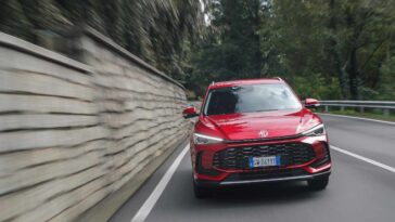 SUV MG ZS di colore rosso