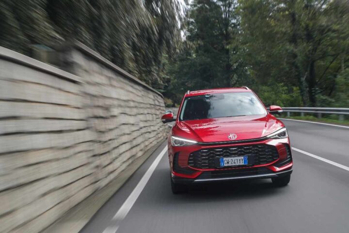 SUV MG ZS di colore rosso