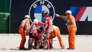 Marc Marquez aiutato dai commissari dopo una caduta
