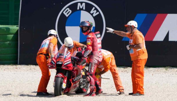Marc Marquez aiutato dai commissari dopo una caduta