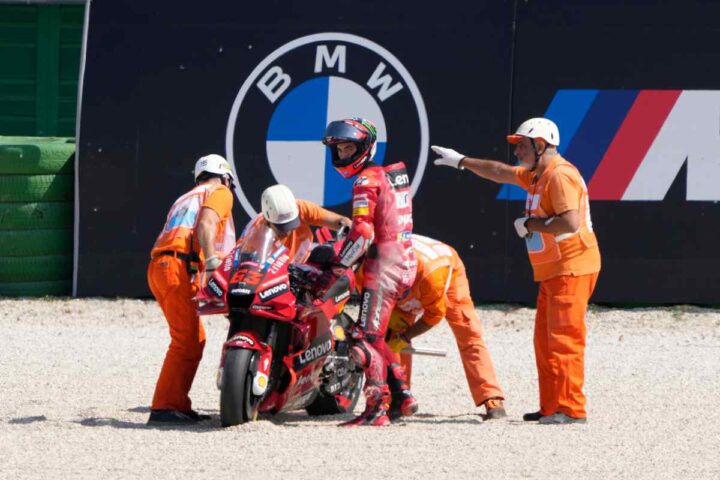 Marc Marquez aiutato dai commissari dopo una caduta