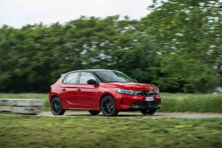 un'auto di colore rosso in strada