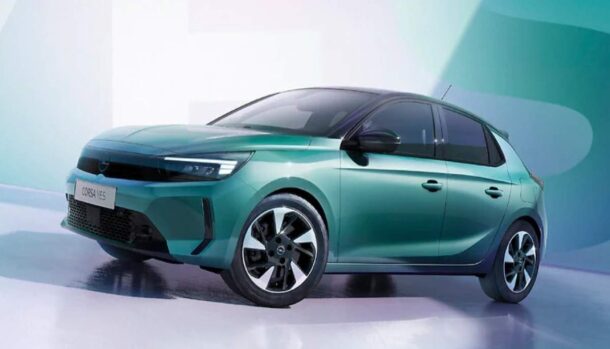 una Opel Corsa di colore verde