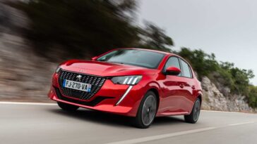 un'auto di colore rosso