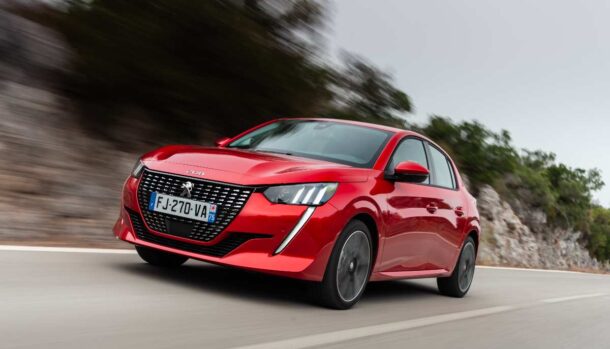 un'auto di colore rosso