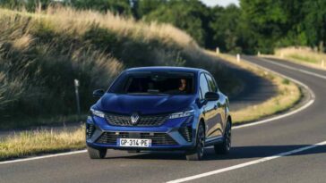 una renault clio in strada