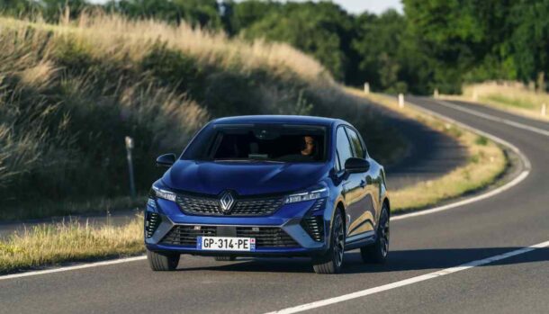 una renault clio in strada