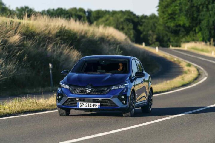 una renault clio in strada