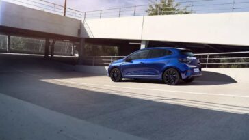 una reanult clio di colore blu