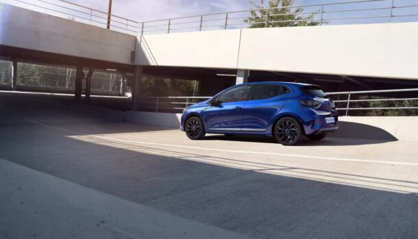 una reanult clio di colore blu