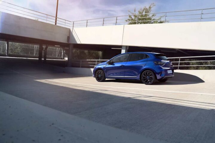 una reanult clio di colore blu