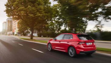 una Skoda Fabia di colore rosso