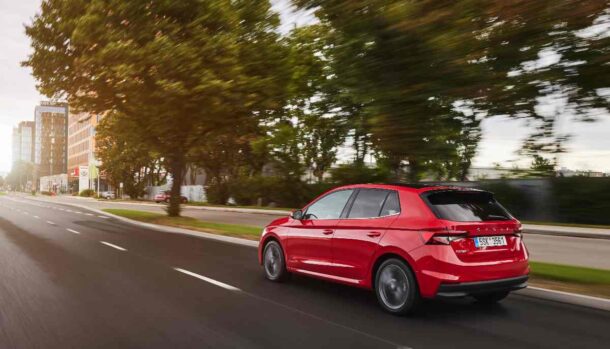 una Skoda Fabia di colore rosso