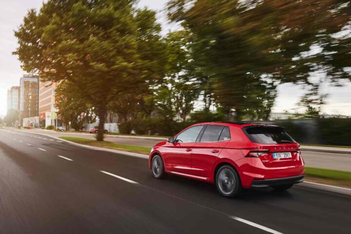 una Skoda Fabia di colore rosso