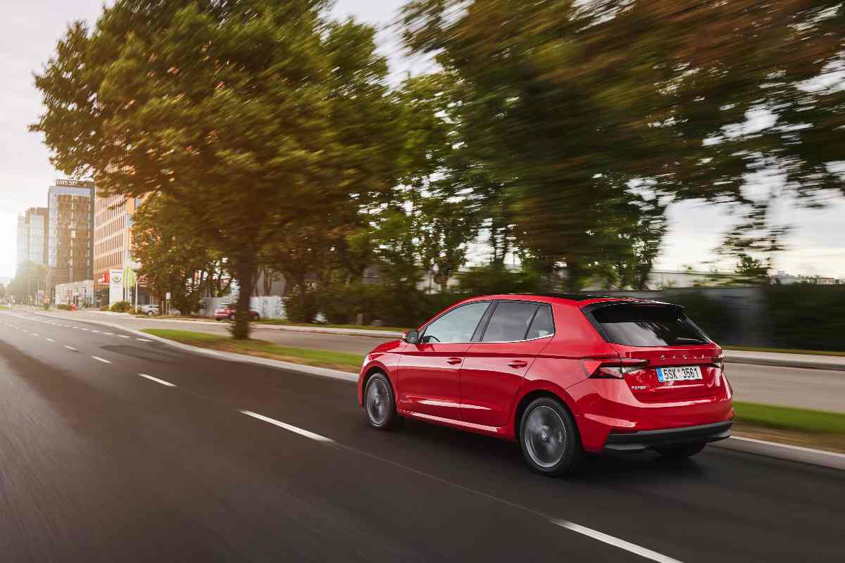 una Skoda Fabia di colore rosso