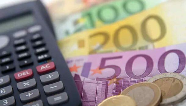 soldi con vicino una calcolatrice