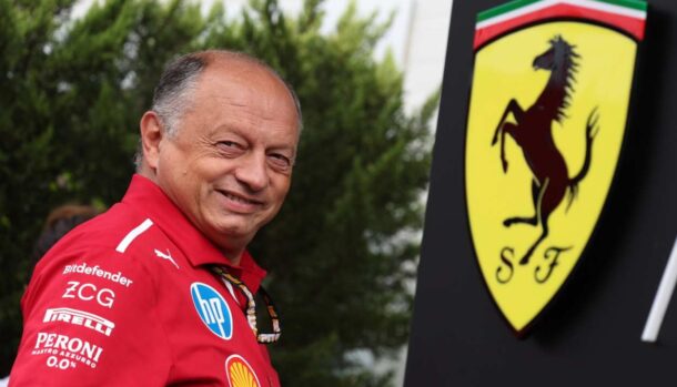 Frederic Vasseur con vicino il logo Ferrari