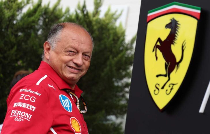 Frederic Vasseur con vicino il logo Ferrari