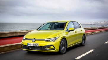 Una Volkswagen Golf di colore giallo