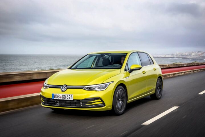 Una Volkswagen Golf di colore giallo