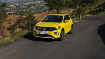 un SUV di colore giallo