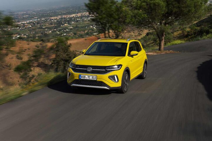 un SUV di colore giallo