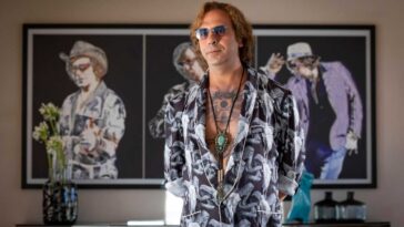 Checco Zalone in una scena di Buen Camino