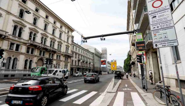 auto in transito in una ZTL