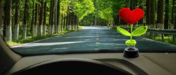 Cuore sul cruscotto della macchina