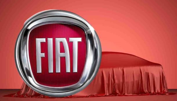 logo Fiat con auto coperta dietro