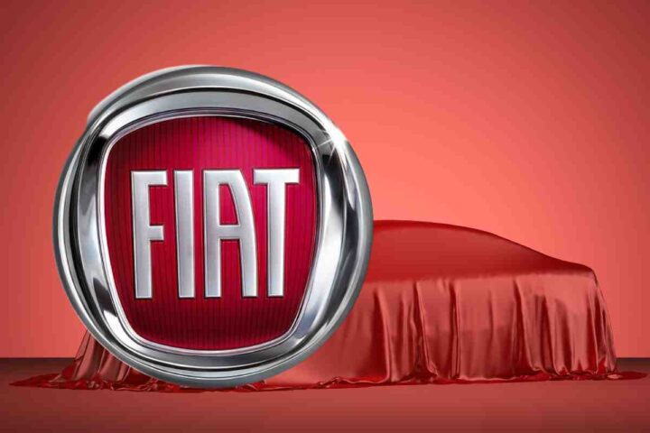 logo Fiat con auto coperta dietro