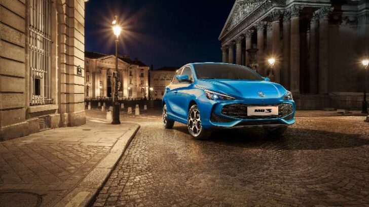 citycar MG3 di colore azzurro