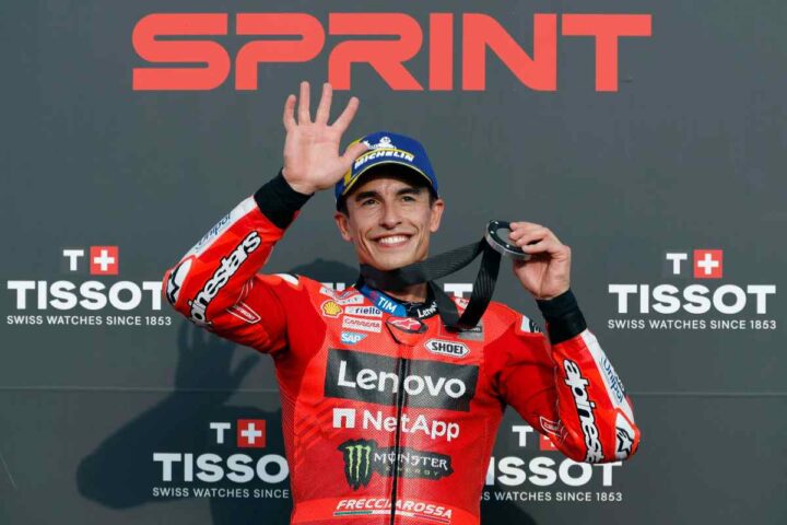 Marc Marquez esulta sul podioo