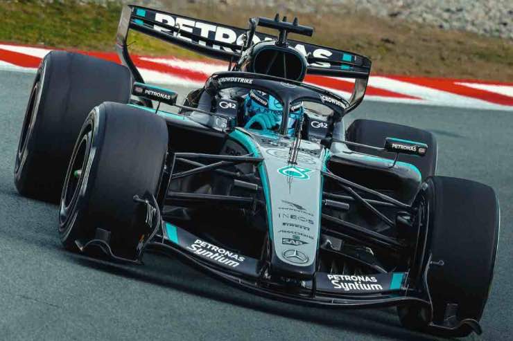 Mercedes fronte avverso