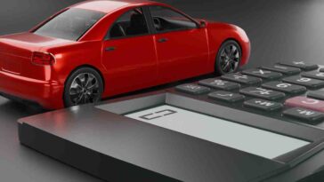 calcolatrice con auto in miniatura vicino