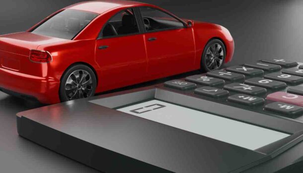 calcolatrice con auto in miniatura vicino