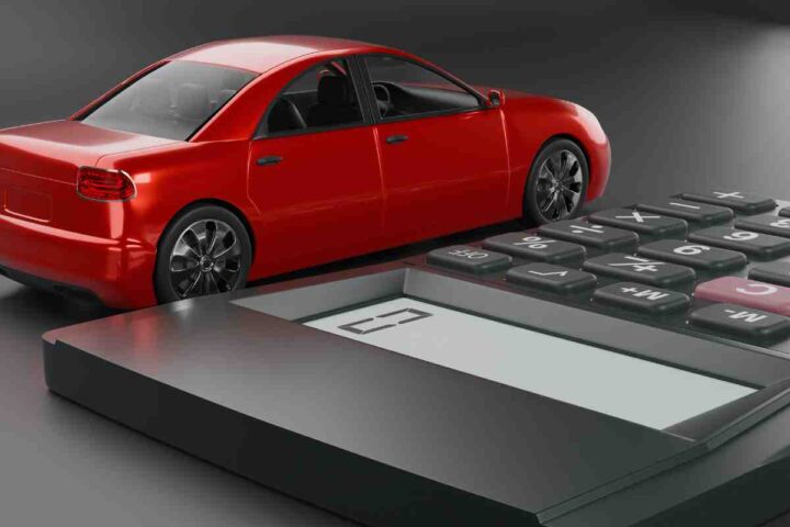 calcolatrice con auto in miniatura vicino