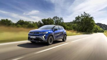 SUV Renault Captur in strada