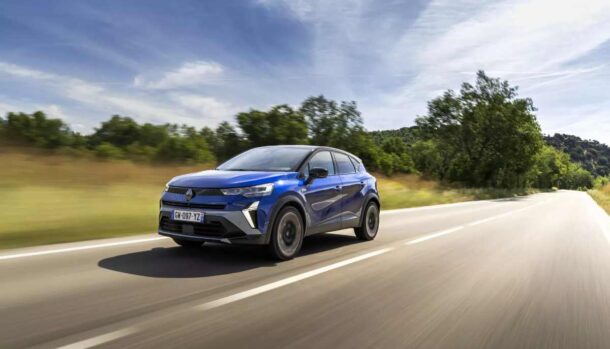 SUV Renault Captur in strada