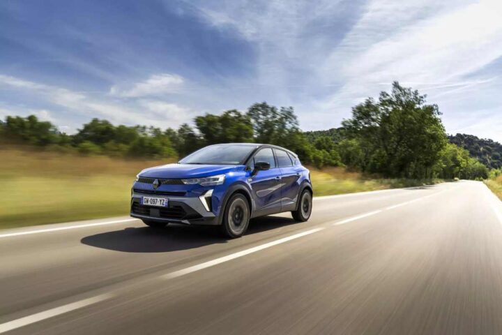 SUV Renault Captur in strada