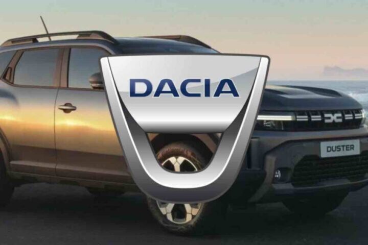 logo Dacia con dietro una Duster