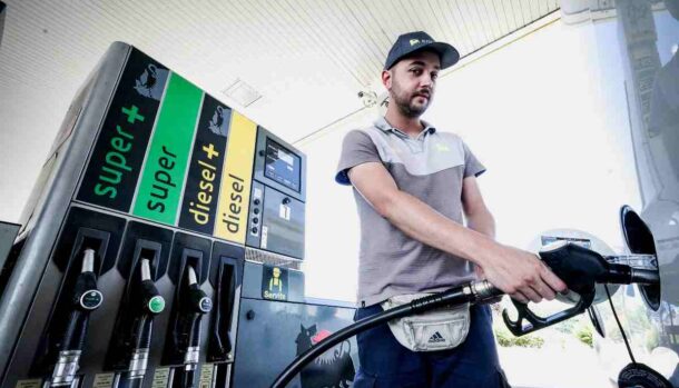 rifornimento di carburante al distributore