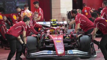 la Ferrari di Hamilton ai box